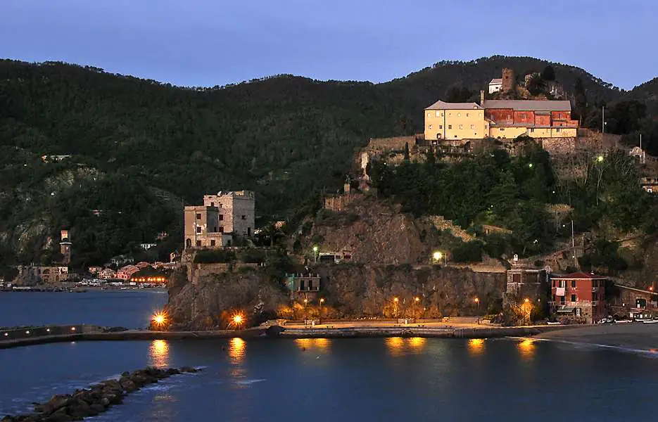 Convento dei Frati Cappuccini sopra Monterosso al crepuscolo