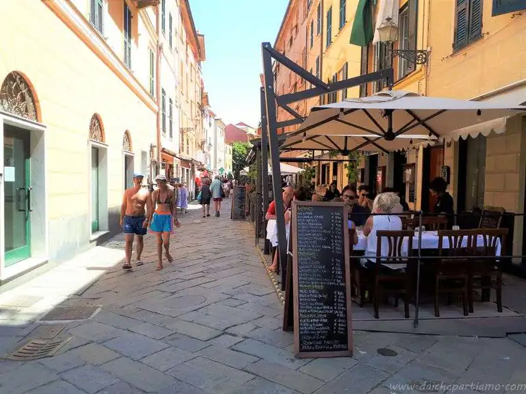 Via XXV Aprile verso la Baia del Silenzio a Sestri Levante