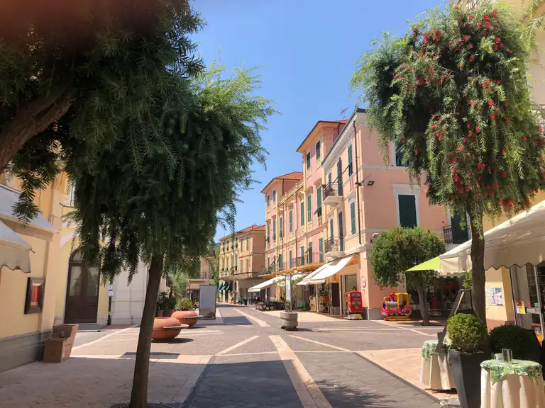 Viale alberato con palme nel centro di Diano Marina