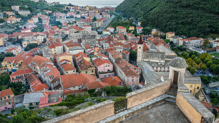 Finalborgo von oben mit seinen Mauern