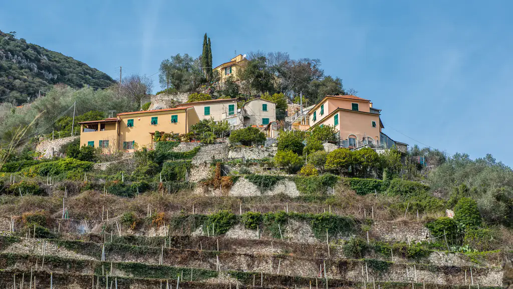 Village sur la colline au-dessus de Finalborgo