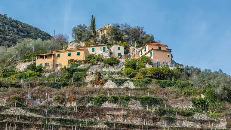 Borgo sulla collina sopra Finalborgo