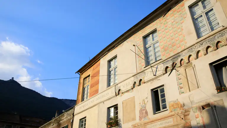 Palazzo storico con finestre dipinte a Finalborgo