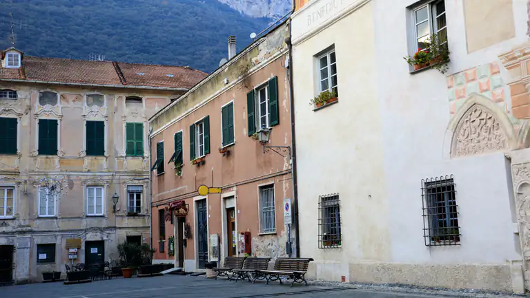 Piazza e palazzi colorati di Finalborgo