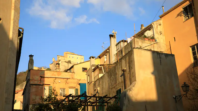 Case color ocra nel centro di Finalborgo