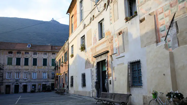 Via principale del centro storico di Finalborgo