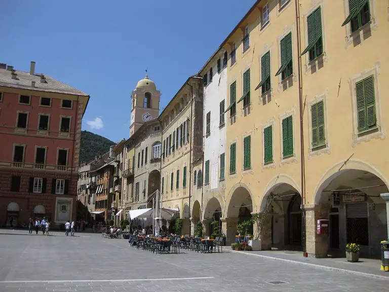 Via con portici e campanile nel centro di Finale Ligure