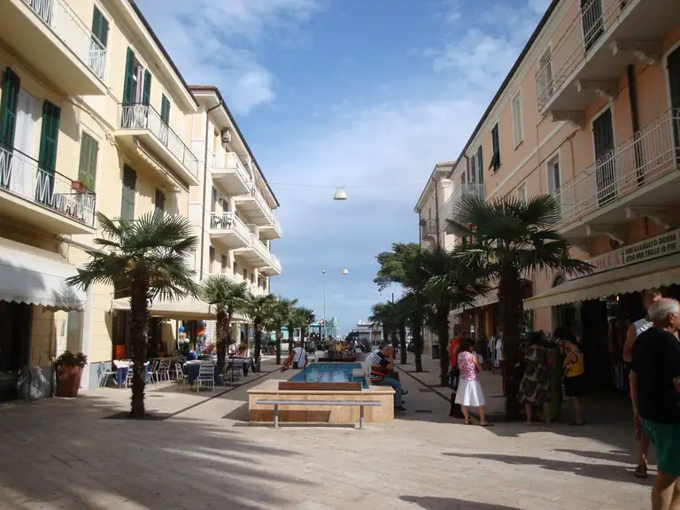 Fontana e viale con palme a Diano Marina