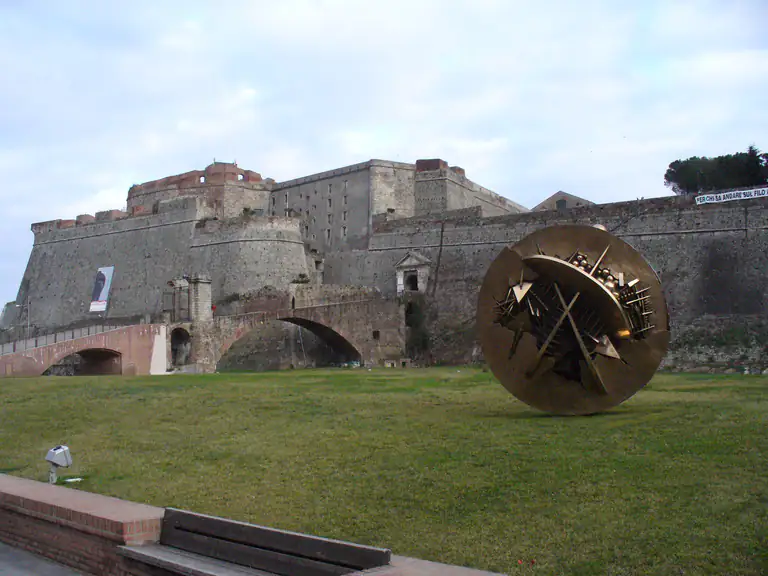 Fortezza del Priamar a Savona con scultura contemporanea