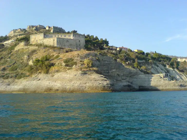 Fortezza dell'Annunziata sulla scogliera di Ventimiglia