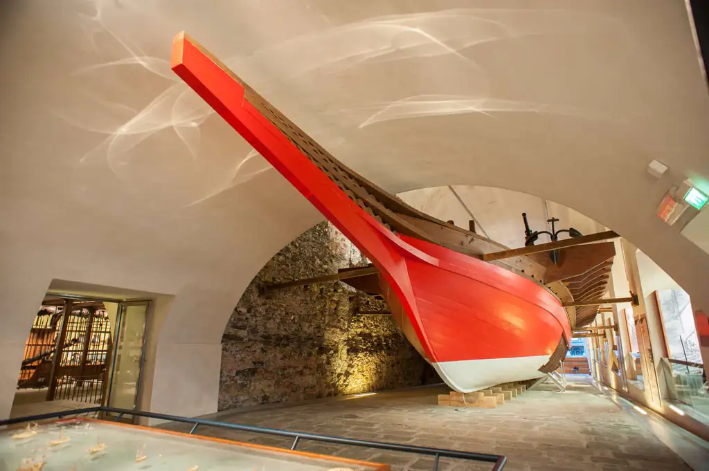 Installazione con prua rossa all'interno del Galata Museo del Mare