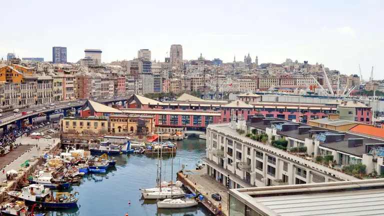Porto Antico und die Stadt Genua von oben
