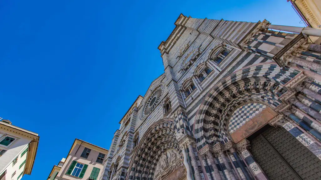 Facciata gotica a strisce della Cattedrale di San Lorenzo a Genova