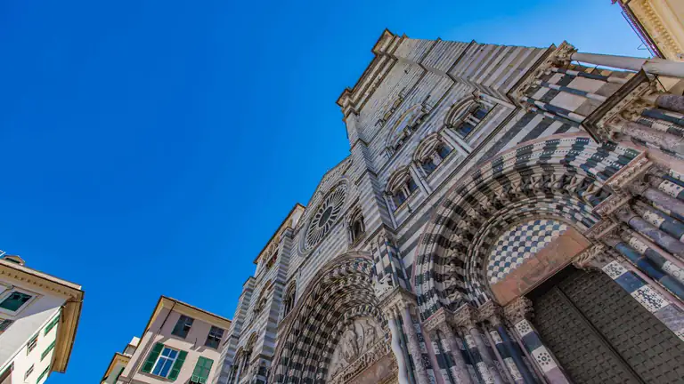 Gestreifte gotische Fassade der Kathedrale San Lorenzo in Genua