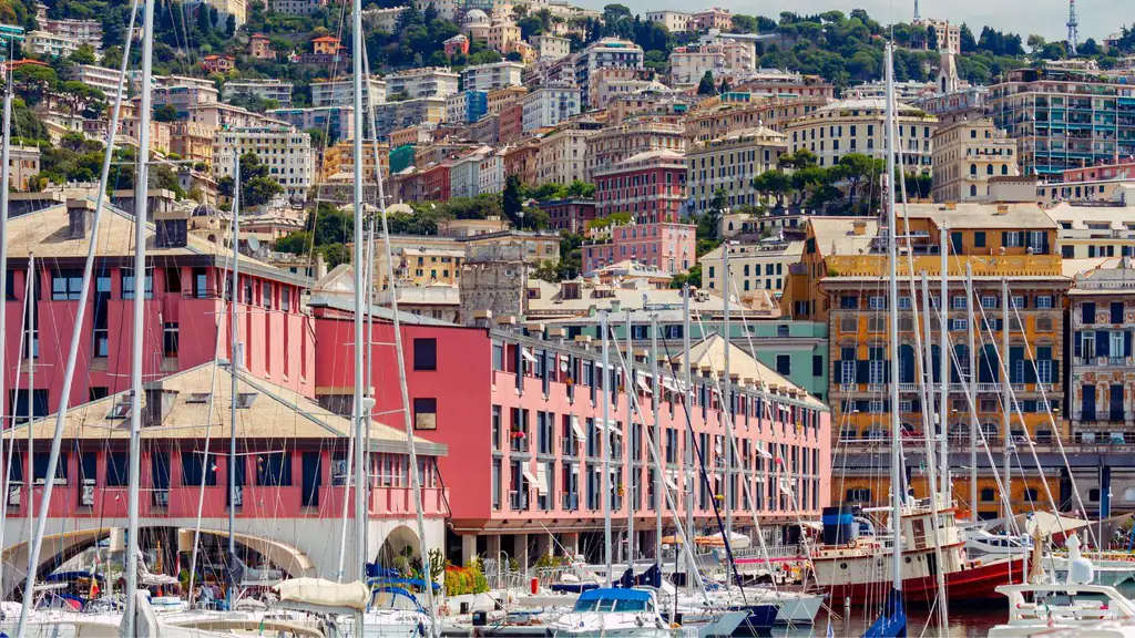 Case colorate e barche nel porto di Genova