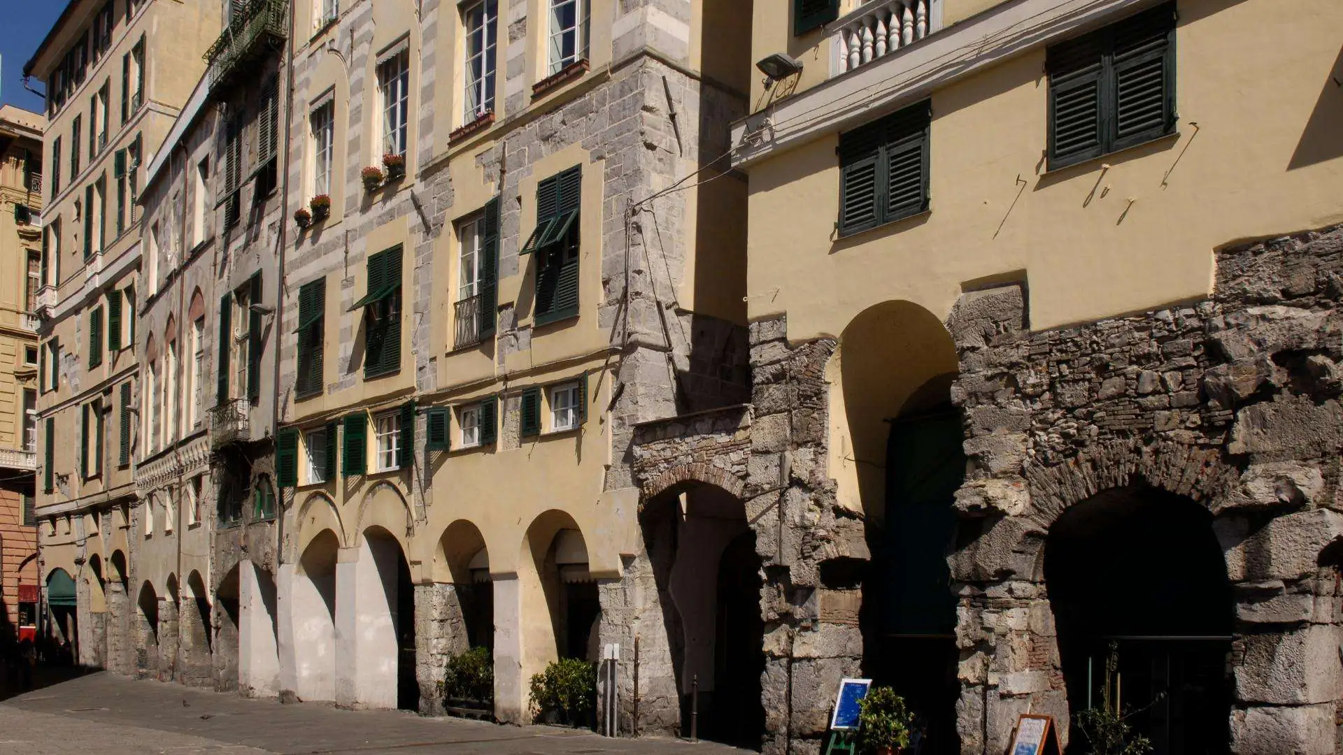 Portici e palazzi del centro storico di Genova