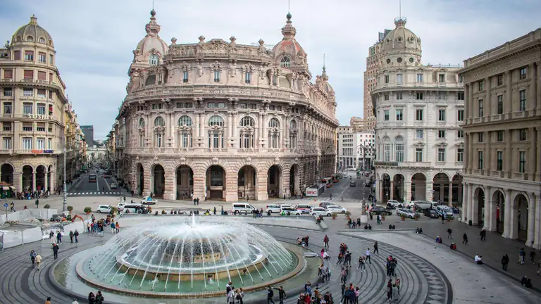 Piazza De Ferrari mit Brunnen in Genua