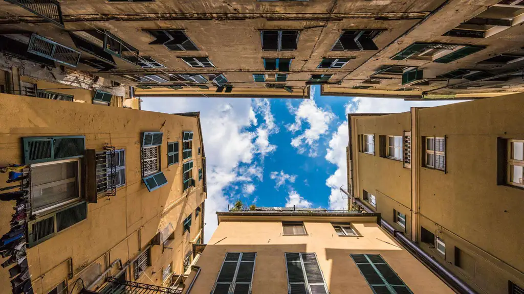Vicoli stretti del centro storico di Genova visti dal basso