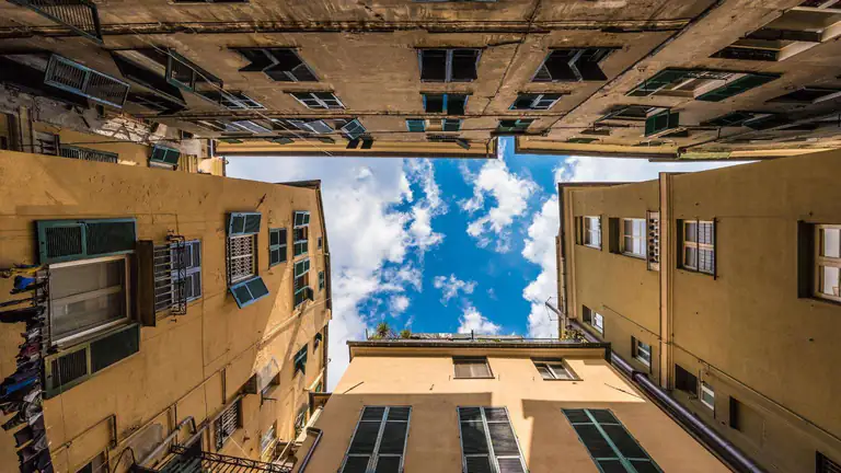 Enge Gassen der Genueser Altstadt von unten
