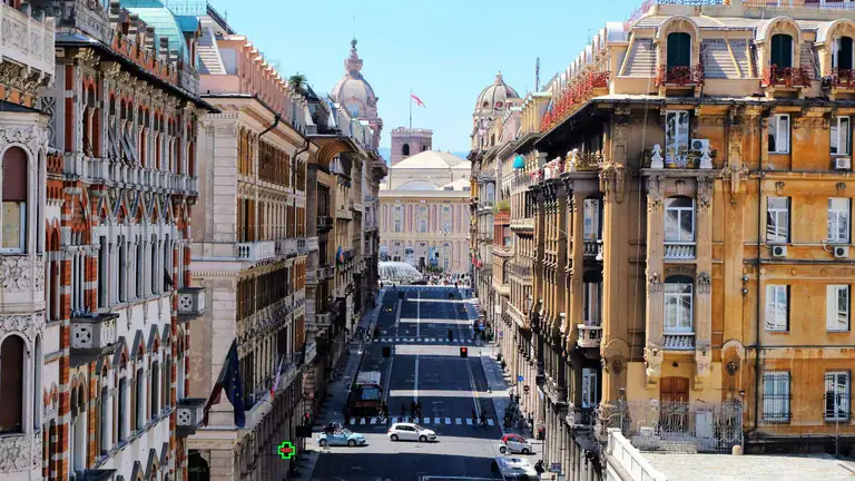 Elegante Straße mit historischen Gebäuden im Zentrum von Genua