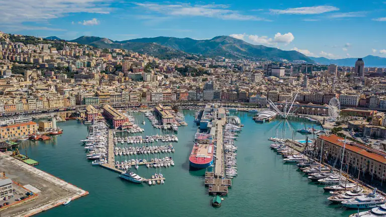 Porto di Genova e città tra le colline