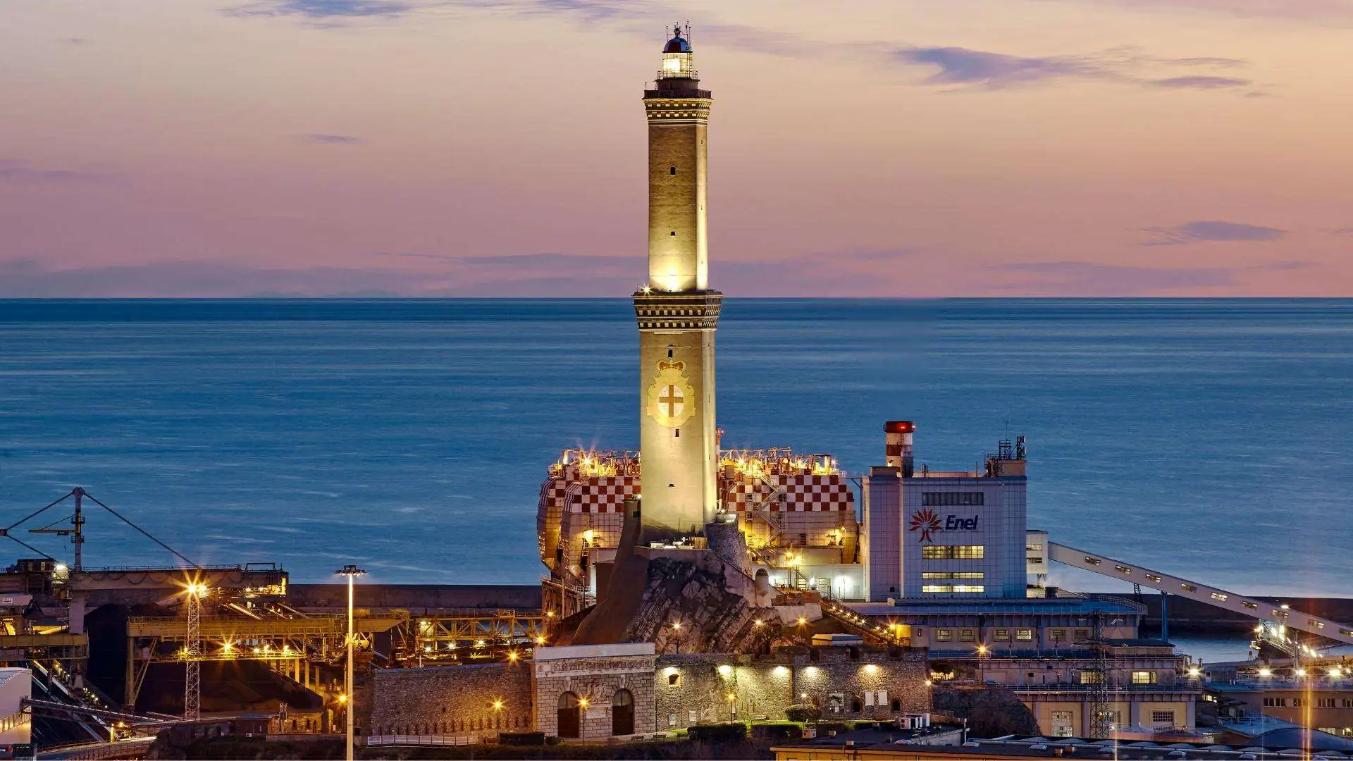 La Lanterna di Genova illuminata al tramonto