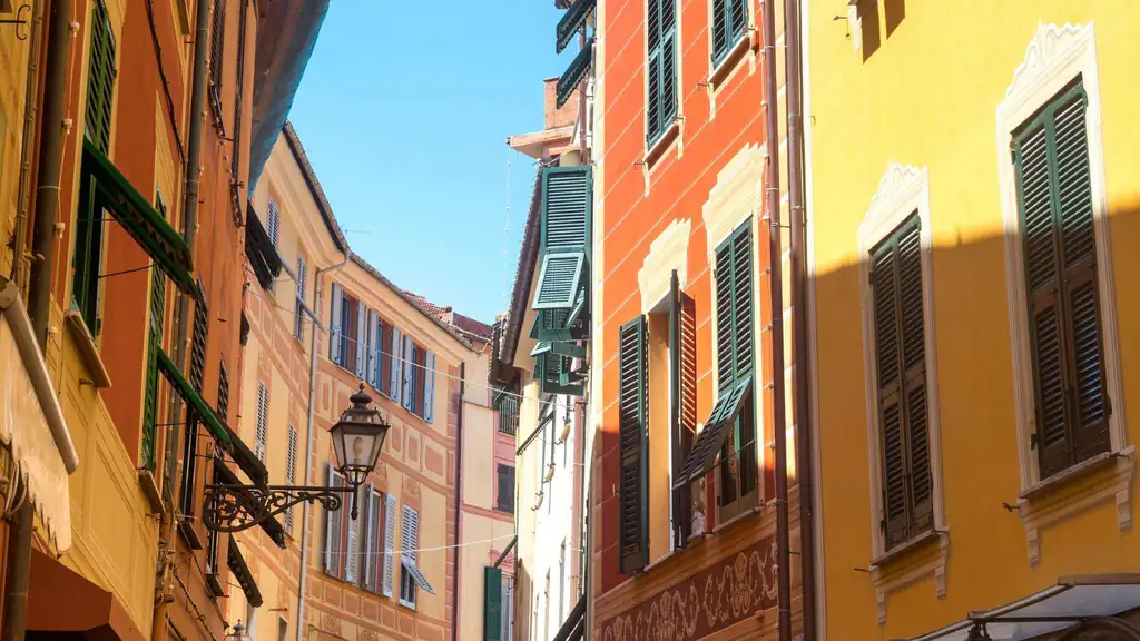 Facciate colorate nei vicoli di Genova
