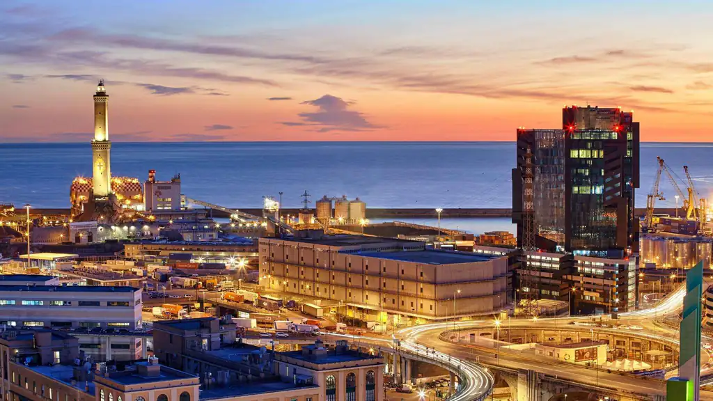 Genova e la Lanterna al crepuscolo