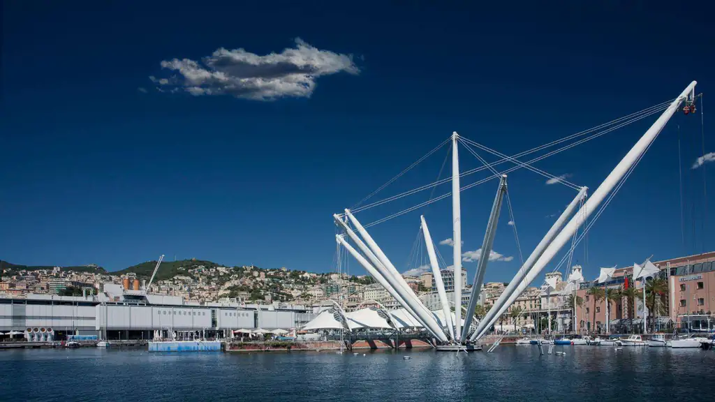 Il Bigo del Porto Antico sotto il cielo blu