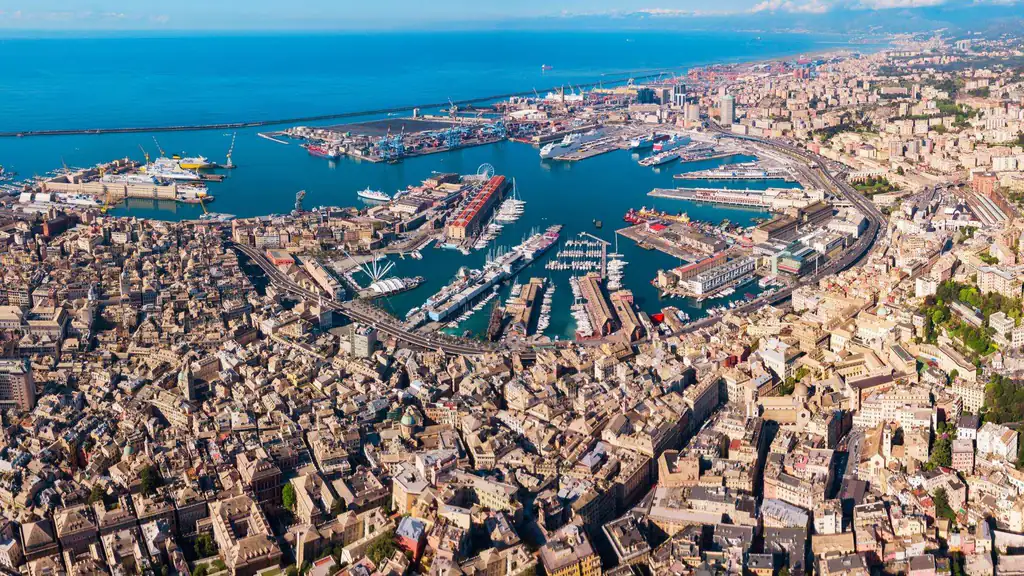 Vue aérienne du centre historique et du port de Gênes