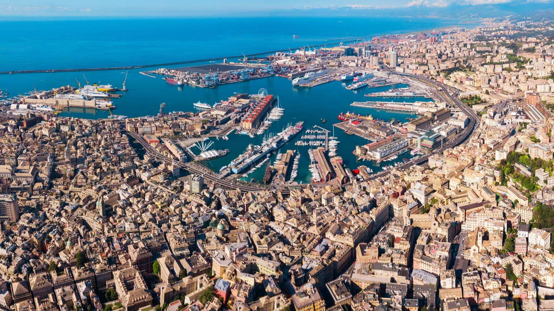 Luftaufnahme der Altstadt und des Hafens von Genua