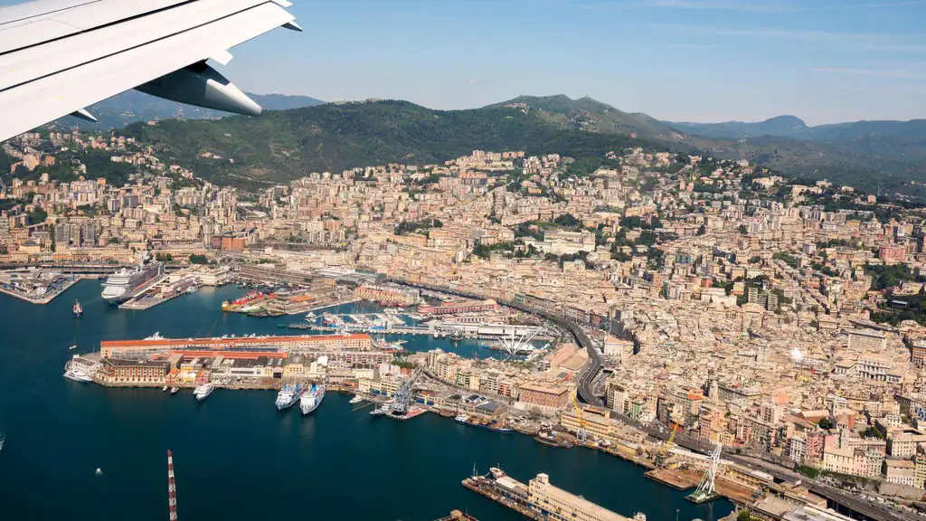 Genova e il suo porto dal finestrino dell'aereo