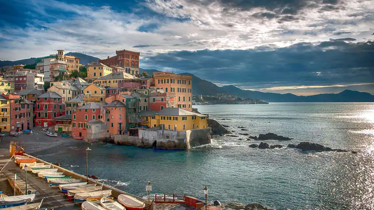 Boccadasse mit bunten Häusern und Meer