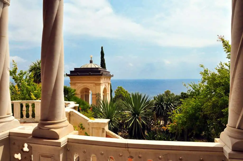 Terrazza con colonne dei Giardini Hanbury affacciata sul mare