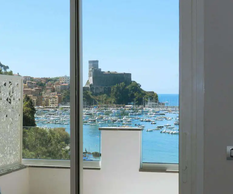 Vista sul castello di Lerici dalla camera dell'Hotel Byron