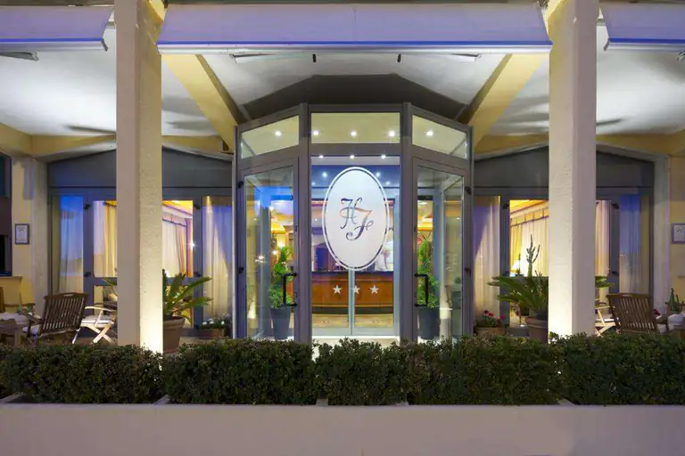 Ingresso illuminato dell'Hotel Florida a Lerici