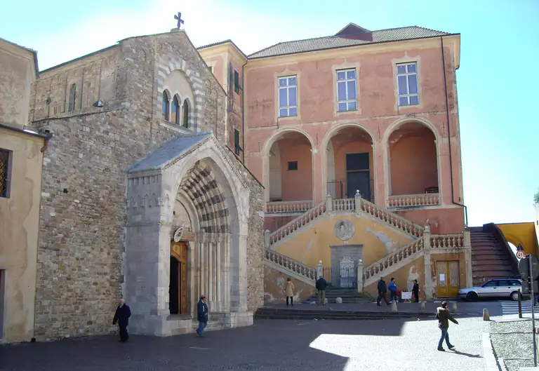 Cattedrale dell'Assunta e piazza a Ventimiglia Alta