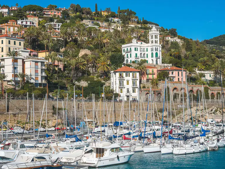 Porto turistico di Bordighera con le ville sulla collina