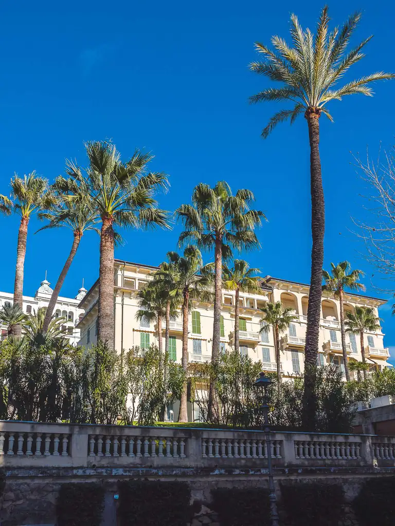 Palme e villa storica sul lungomare di Bordighera