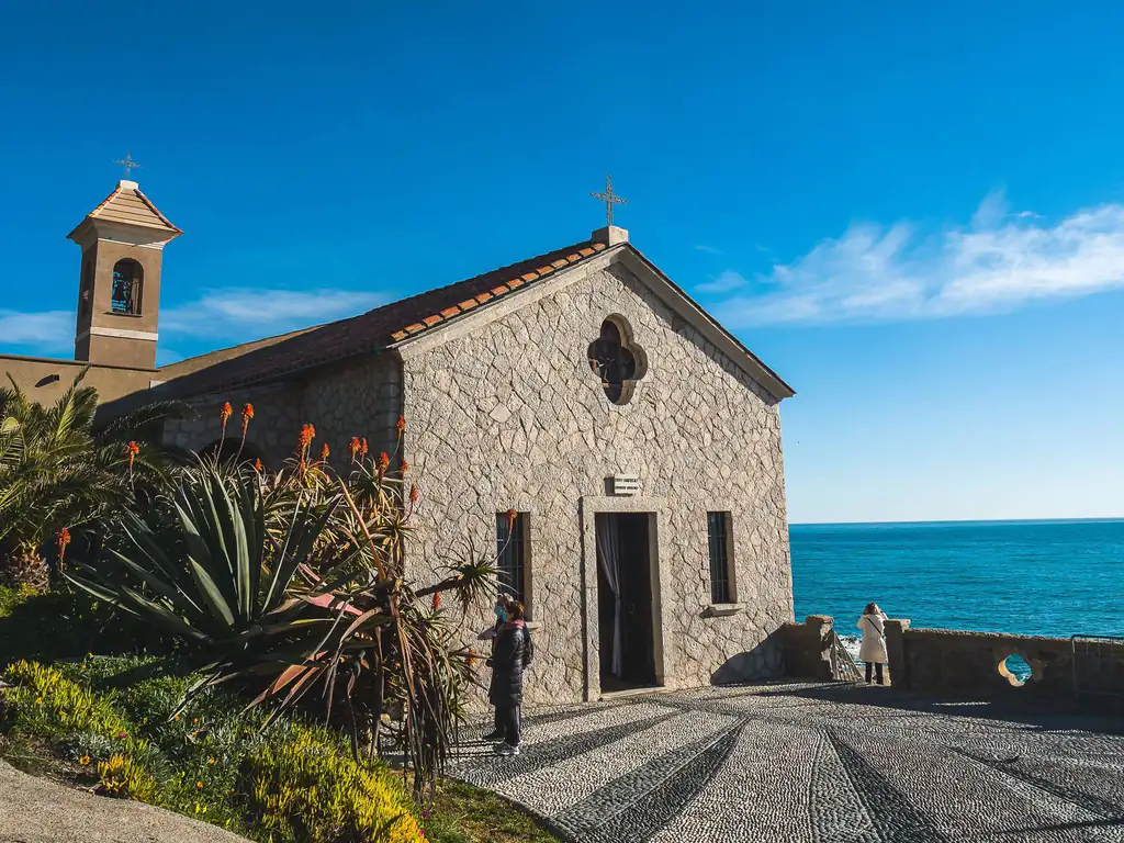 Église Sant'Ampelio face à la mer à Bordighera