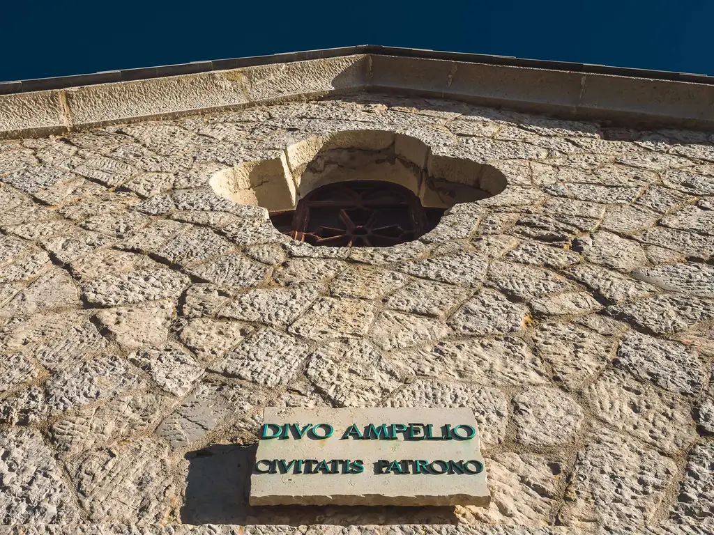Grotte de Sant'Ampelio avec la plaque Divo Ampelio