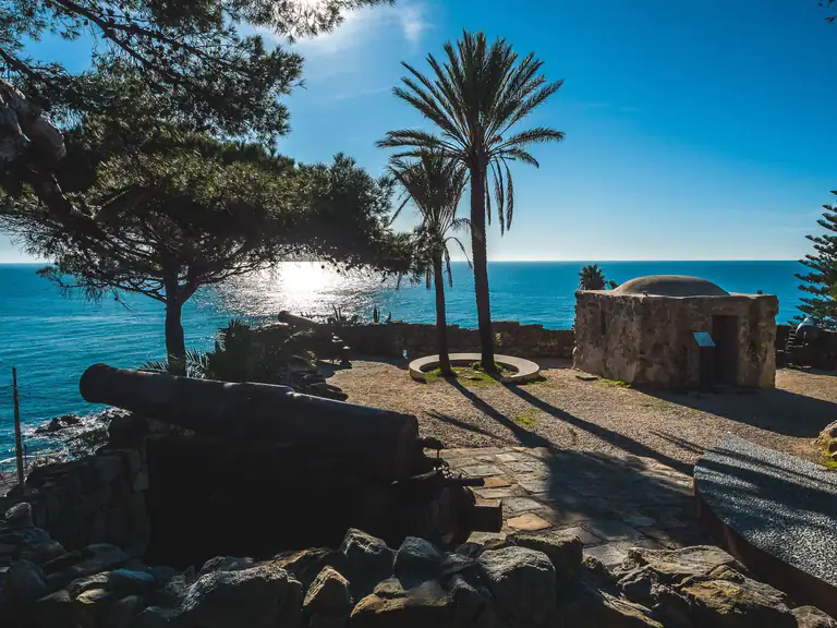 Der Marabutto, eine alte Befestigung am Meer in Bordighera