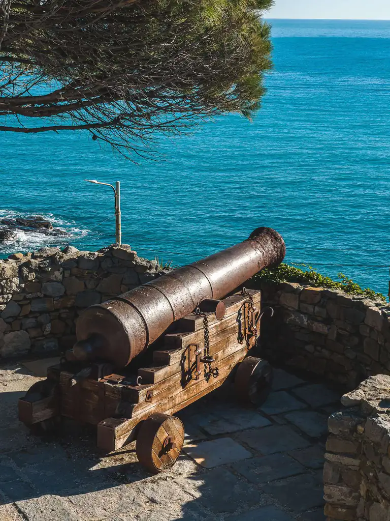 Alte Kanone auf der Terrasse am Kap von Bordighera