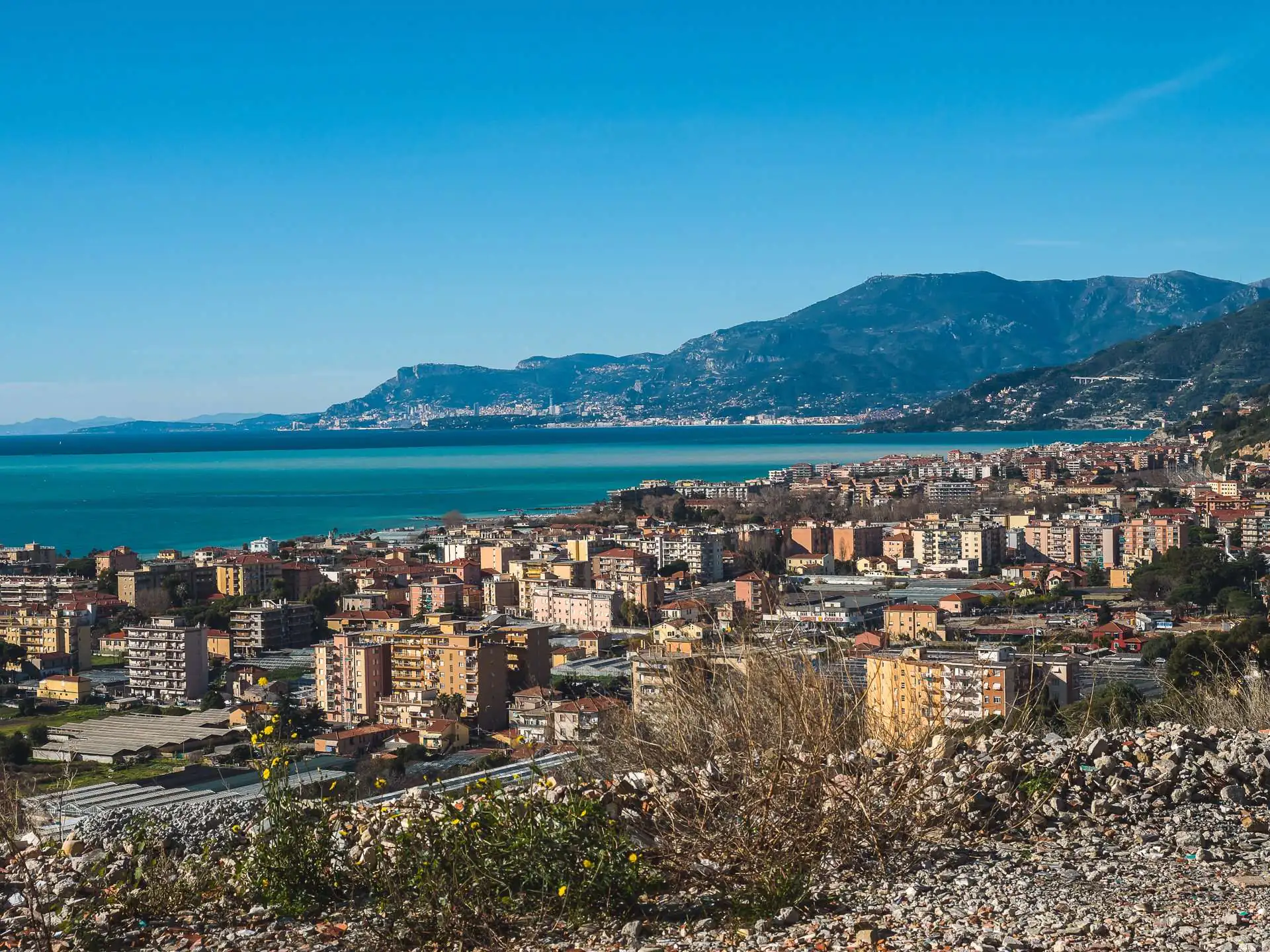 Bordighera e la costa verso la Francia viste dall'alto