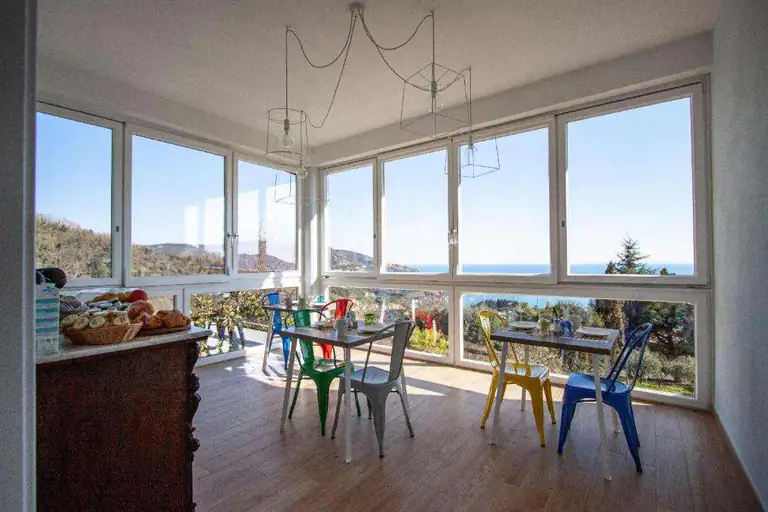 Sala colazioni vista mare de La Camelia Bianca B&B a Lerici