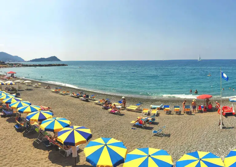 Spiaggia di Lavagna con ombrelloni colorati