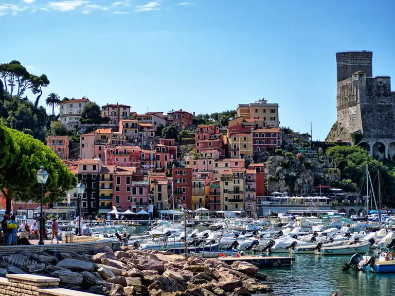 Porto di Lerici con il castello e le case colorate