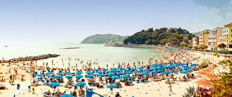 Spiaggia di Lerici con gli ombrelloni