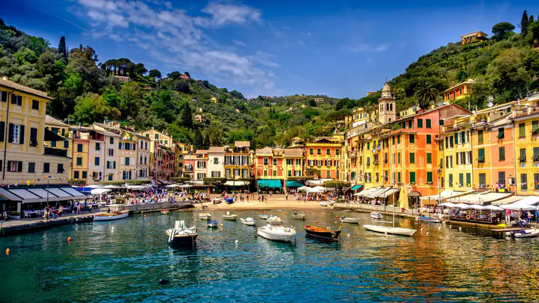 Porticciolo di Portofino con le case colorate