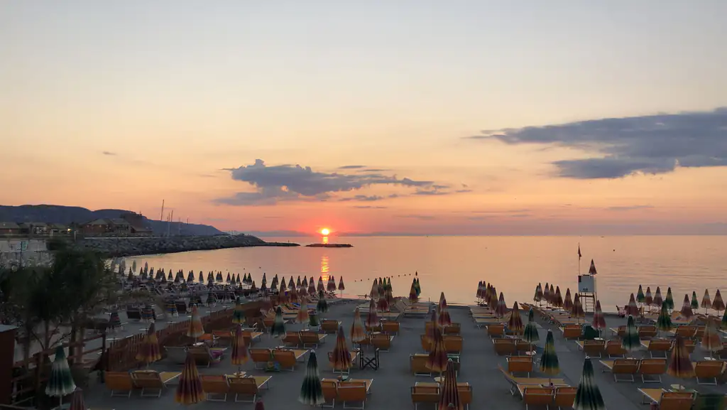 Tramonto sulla spiaggia di Loano